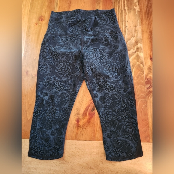 lululemon athletica Pants - EUC Lululemon athletica Melanite Blue Paisley Wunder Under Crop Workout  Size 8.